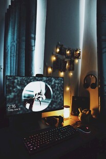 温馨电竞桌面布置场景