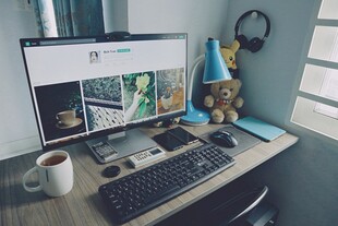 简约风电脑工作桌面一角