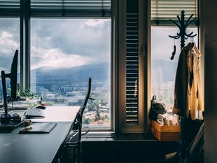 窗边办公环境