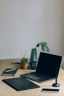 简约办公桌面布置展示