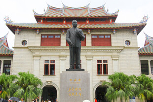 厦门大学校园雕像景观