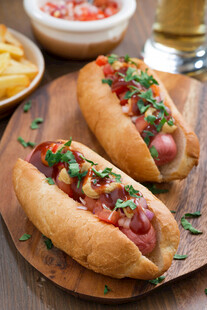美味热狗搭配丰富配料