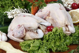 新鲜生鸡肉与蔬菜搭配