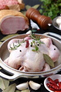 新鲜生鸡肉与多样食材搭配