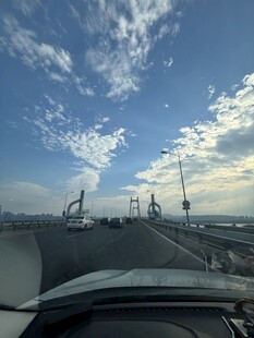 车内视角的公路与天空美景