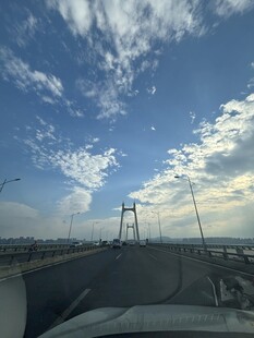驾车途中的跨海大桥风景