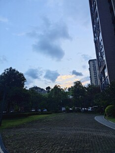 小区傍晚景色