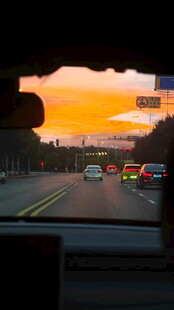 车内视角的黄昏道路景象