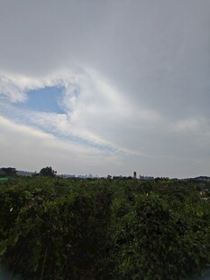 田野上空的美丽云彩