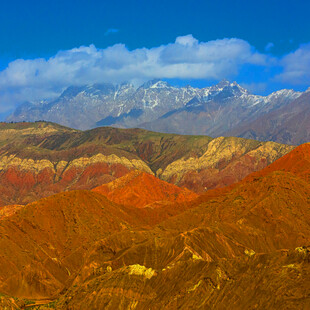 壮丽多彩山川与远处雪山