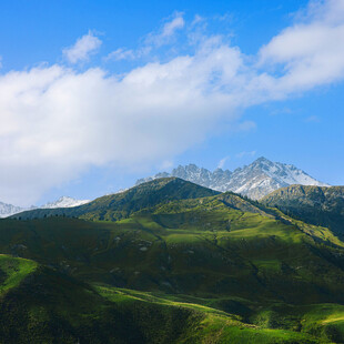 青山蓝天间的秀丽山景