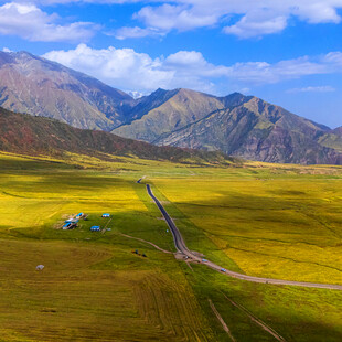 草原山间美景