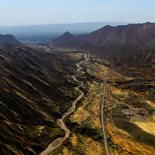 山间蜿蜒公路壮美景观