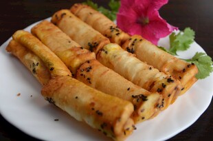 美味春卷摆放在白色盘中
