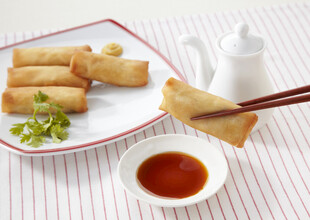 美味春卷搭配蘸料