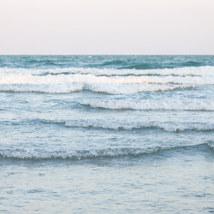海浪翻涌的宁静海面