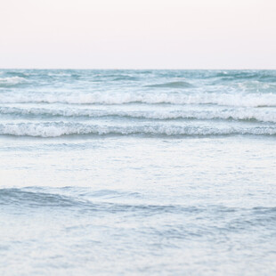 海浪轻涌的宁静海面