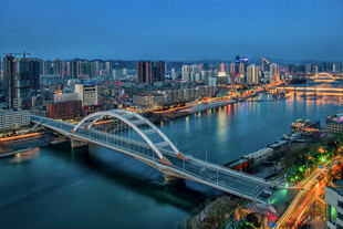 兰州夜景中的跨江桥梁