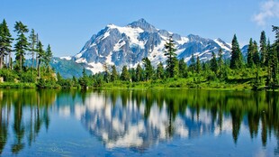 雪山倒映在静谧湖面上