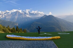 高山旁的滑翔伞准备场景