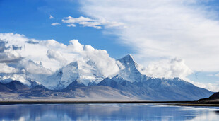 壮丽雪山下的静谧湖泊