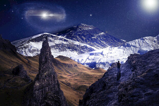 夜空下的壮丽雪山景观