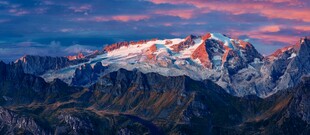 壮丽雪山日出美景