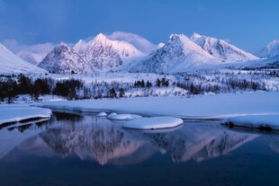 雪山倒影美景
