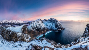 北极圈雪景中的壮美海岸线