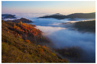 山间晨雾秋景图