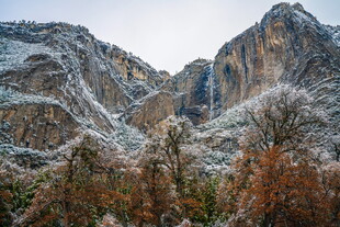 雪山秋景中的壮丽山谷