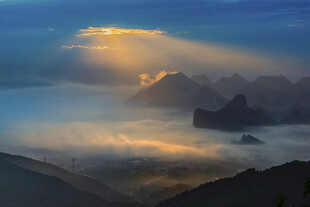 日出云海间的壮丽山景