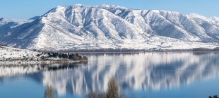 雪山倒映在平静湖面上