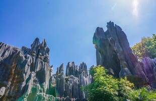 奇峰耸立的壮丽自然景观