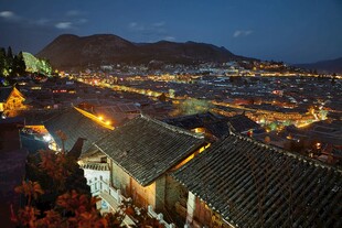 古城夜景灯火璀璨映山峦