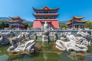 中式古建筑前的别致水景