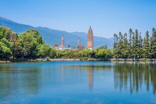 湖畔古塔映蓝天绿树