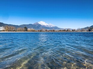 富士山下清澈湖水美景