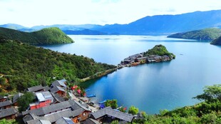 湖畔山村美景