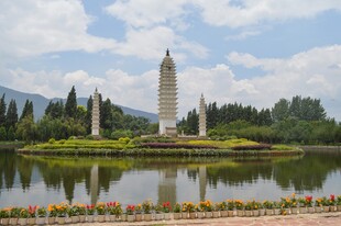 湖畔双塔映景