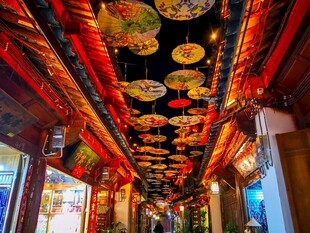 古巷彩灯营造绚烂夜景