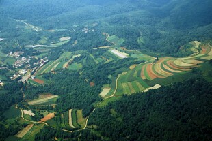 俯瞰山间梯田与村落美景