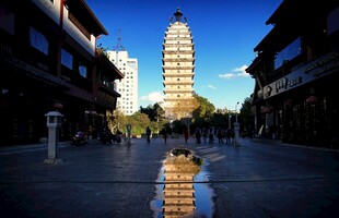 古城街道中的巍峨古塔