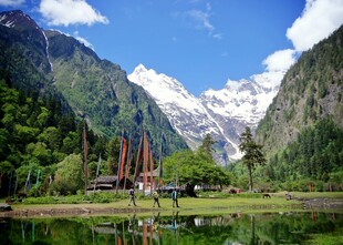 湖畔雪山美景