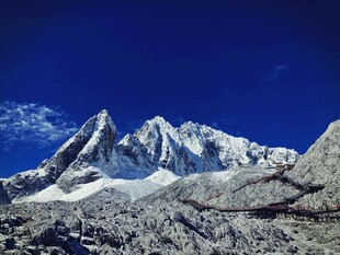 巍峨雪山壮丽景致