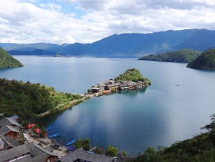 湖光山色中的美丽岛屿