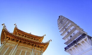 中式古建与现代高楼相映