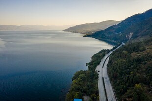 公路沿湖蜿蜒于山间美景