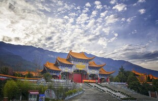 壮丽中式古建筑与蓝天白云