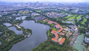 城市河畔景观鸟瞰图
